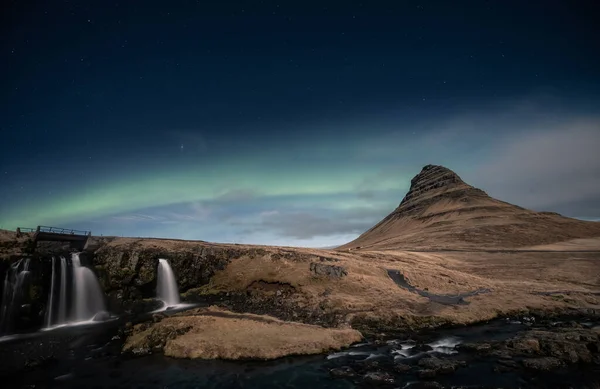 Északi Fény Aurora Borealis Felett Kirkjufell Vízesés Izlandon — Stock Fotó