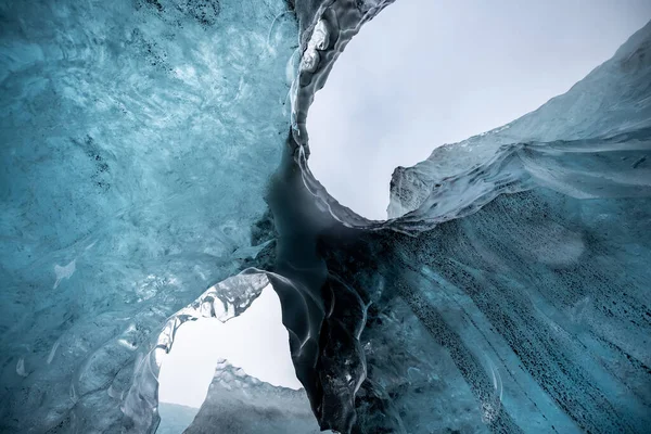 アイスランドの氷河の洞窟の中 — ストック写真