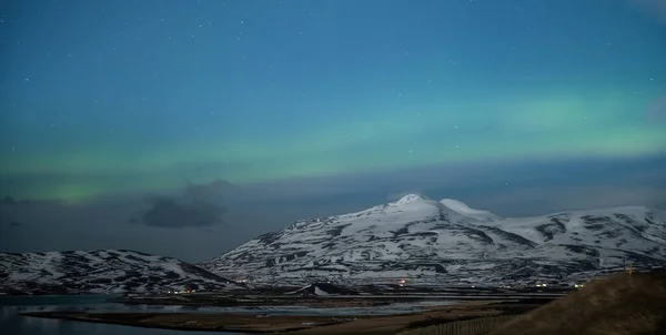 Norrsken Aurora Borealis Över Akureyri Stad Island — Stockfoto