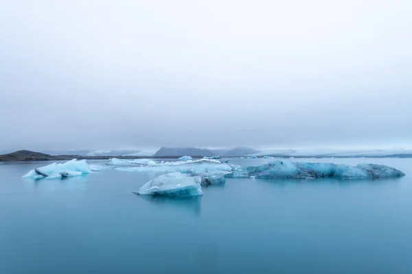 アイスランドのジョクルサロン氷河の氷のラグーン — ストック写真