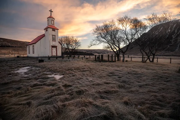 Mooie Kleine Rode Kerk Ijsland — Stockfoto