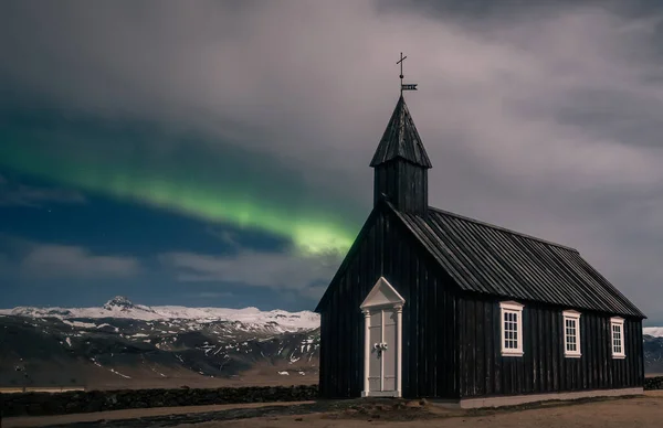 Luzes Norte Aurora Boreal Sobre Igreja Negra Islândia — Fotografia de Stock