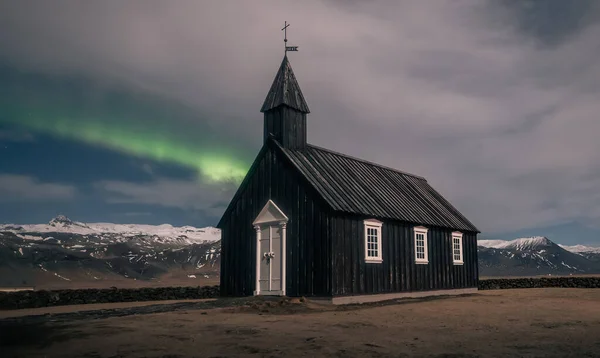 冰岛黑人教堂上方的北极光 — 图库照片