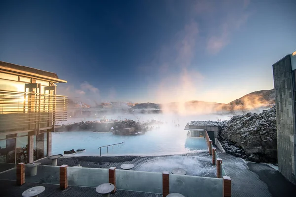 アイスランドのブルーラグーン温泉近くの美しい風景と夕日 — ストック写真