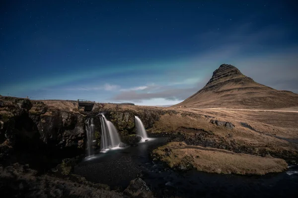 Északi Fény Aurora Borealis Felett Kirkjufell Vízesés Izlandon — Stock Fotó