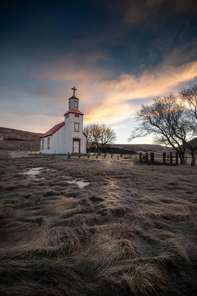 Bela Pequena Igreja Vermelha Islândia Fotos De Bancos De Imagens