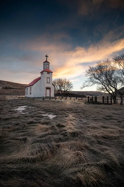 Mooie Kleine Rode Kerk Ijsland Stockfoto