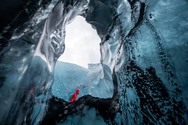 アイスランドの氷河の洞窟の中 ストック写真