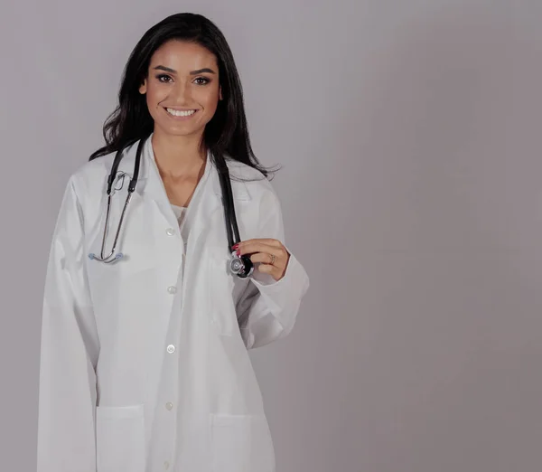 Kadın doktor stetoskop bir ve bir beyaz üniforma ile.