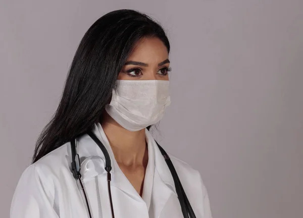 DISCARDABLE maskeli kadın sağlık çalışanı.