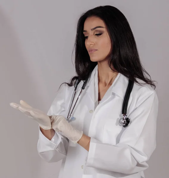 Hermosa Doctora Pelo Largo Con Abrigo Blanco Guantes Con Estetoscopio Imágenes De Stock Sin Royalties Gratis