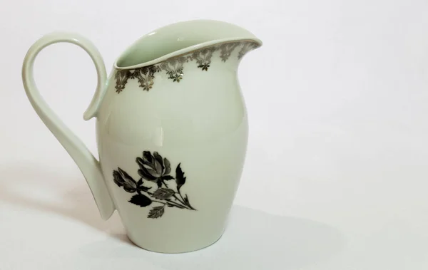 Beyaz bir arka plan üzerinde çiçek sanat ile jar.