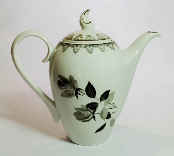 Beyaz bir arka plan üzerinde çiçek sanat ile çaydanlık.