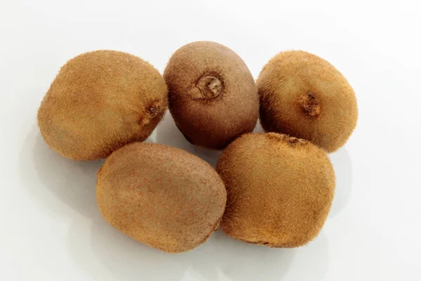 Tropikal kivi meyve, taze, olgun ve yenilebilir, beyaz bir arka plan üzerinde.