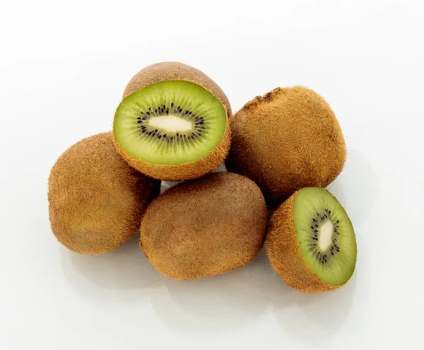 Tropikal kivi meyve, taze, olgun ve yenilebilir, orta, beyaz zemin üzerine düzenlenen bir.