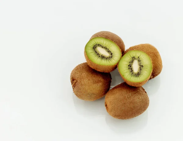 Egzotik kivi meyve, taze, olgun ve yenilebilir, orta, beyaz zemin üzerine düzenlenen bir.