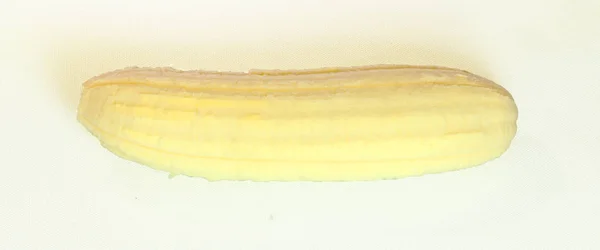 Beyaz zemin üzerinde bir soyulmuş muz et closeup.