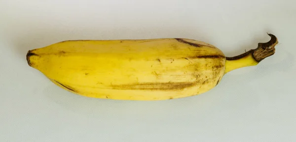 Beyaz bir arka plan üzerinde izole olgun muz yakın çekim.