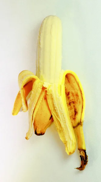 Beyaz bir arka plan üzerinde izole taze soyulmuş muz closeup.