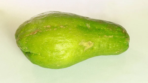 Bir doğal chayote squash, christophine, cho cho ve armut olarak da bilinir, closeup kabak ailesi kabakgiller, kavun, salatalık ve squash birlikte ait bir yenilebilir meyve bitkidir. 