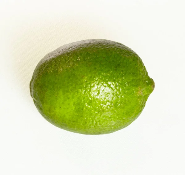 Close Van Een Hele Volwassen Groene Limoen Geïsoleerd Witte Achtergrond — Stockfoto