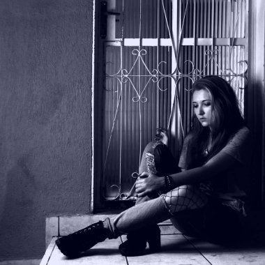 Onu eve kapılarına at oturan üzgün bir uzun saçlı kız siyah beyaz görüntü.