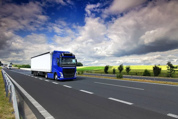 Yolda kamyon taşımacılığı ve bulutlar