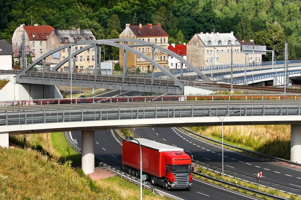 Transport de camion sur la route sous le pont — Photo