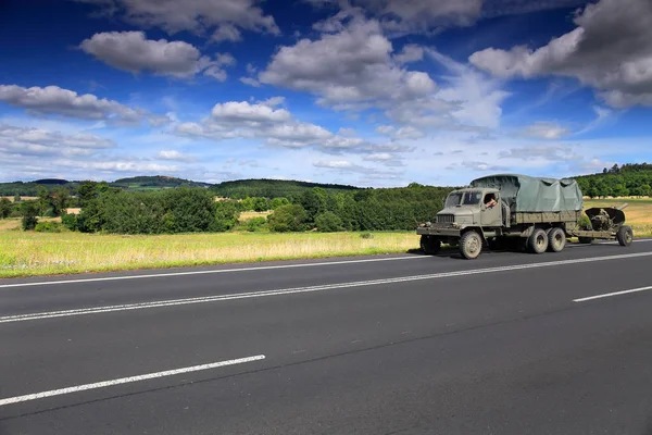 Vrachtwagenvervoer op de weg — Stockfoto