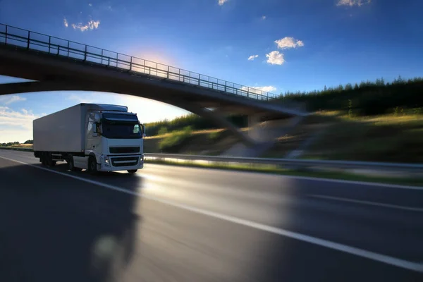 Vrachtwagen vervoer onder brug — Stockfoto