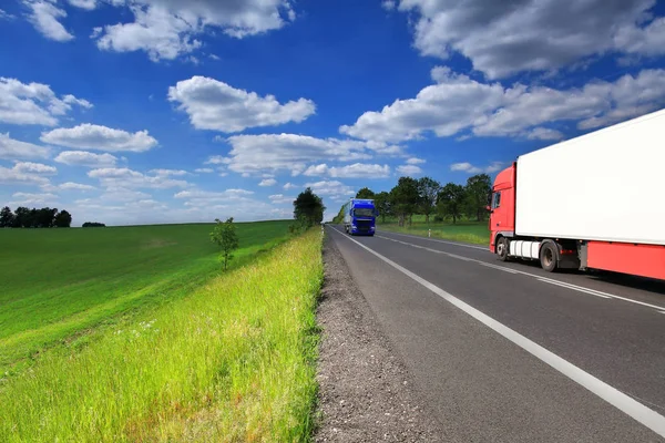 LKW-Transport auf der Straße — Stockfoto