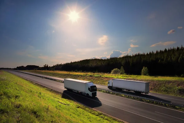Transporte de camiones en la carretera al atardecer — Foto de Stock