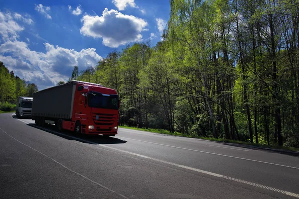 Lastbilstransport på väg — Stockfoto