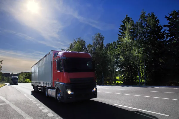 Vrachtwagen transport op de weg bij zonsondergang — Stockfoto