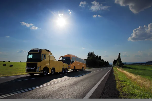 Napnyugtakor az úton a teherautó szállítás — Stock Fotó