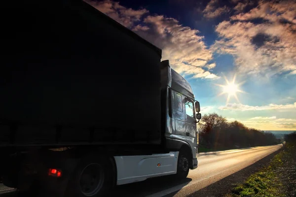 Transport ciężarowy na drodze o zachodzie słońca — Zdjęcie stockowe