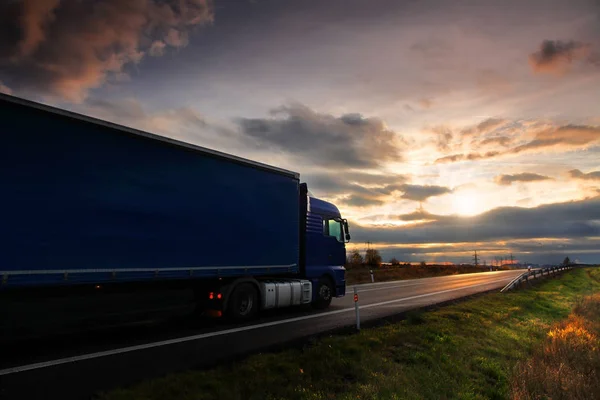 Gün batımında yolda kamyon taşımacılığı