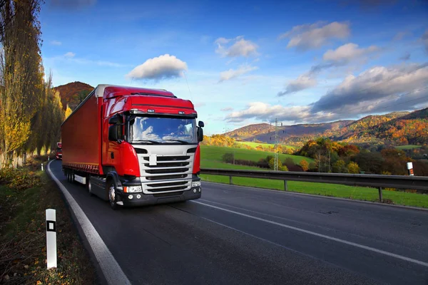 Transporte de camiones en la carretera Imágenes de stock libres de derechos