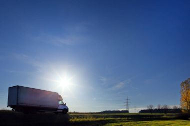 Gün batımında kamyon taşımacılığı