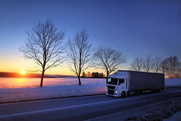 Vrachtwagen Transport Bij Zonsondergang — Stockfoto