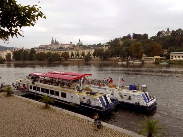 Görünümü Vltava Nehri ve Prag Kalesi'ne sol düşük bankadan. Ağustos, 2017. 