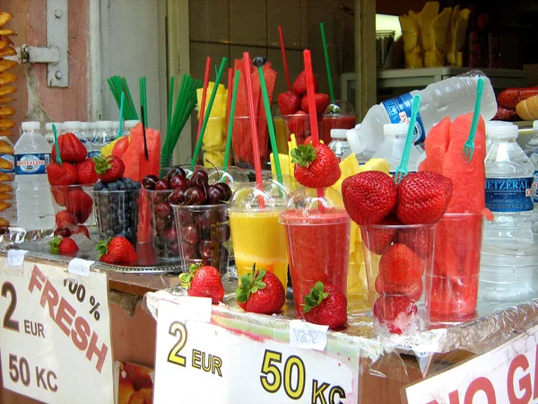 Meyve 2014 yılının yazında Prag'da sokak bir dükkandan plastik bardak. 