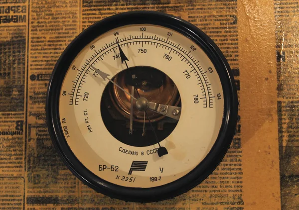Eski Gazeteler 2018 yılında müze odasında duvarda Sovyet barometre.  