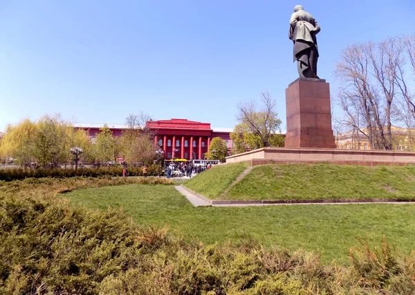 Üniversite ve anıt Taras Şevçenko Kiev. Bahar, 2017. 