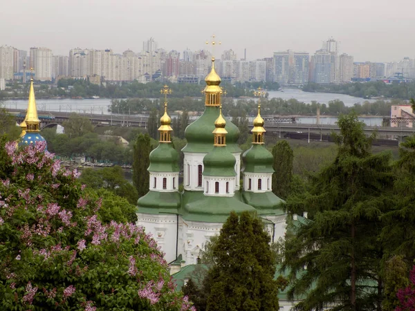 Vydubitsky Manastırı ve Kiev şehir Dinyeper Nehri'nin sol kıyısında görünümünü. Bahar, 2017. 
