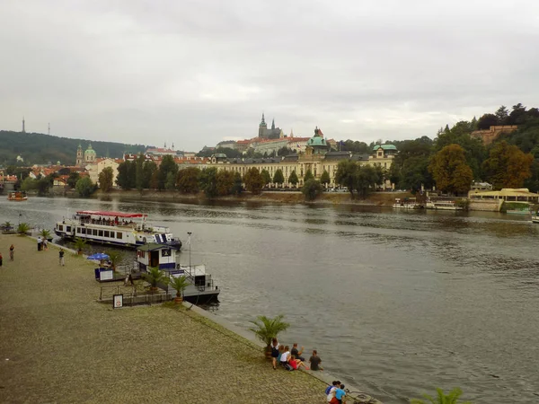 Prag Kalesi ve Prag'da Vltava Nehri görünümünü 2017 yılının yazında. 
