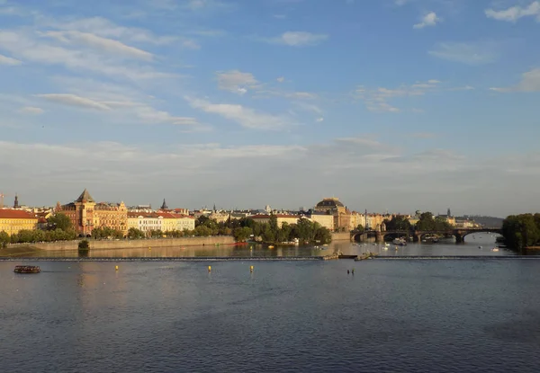Vltava Nehri'nin sol kıyısında Panoraması. Charles Köprüsü'nden görünümü. 2017 yılı yaz. 