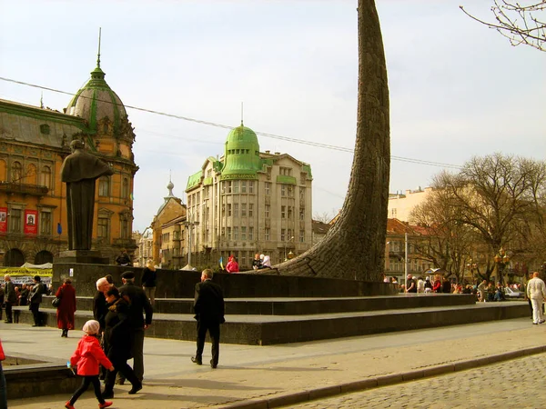 Taras Şevçenko anıt ve Lviv şehir 2014 yılının baharında tarihi kesiminde Eski binalar. 