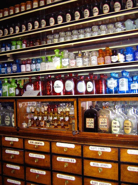 Lviv kentinde eski bir eczane bir raf şişeler. 2014 Bahar. 