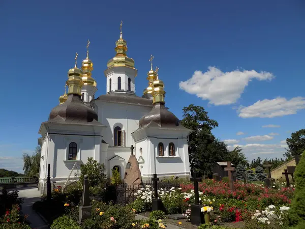 Küçük bir kilise ve Kiev-Pechersk Lavra topraklarında bir mezarlık. 2017 yazında. 